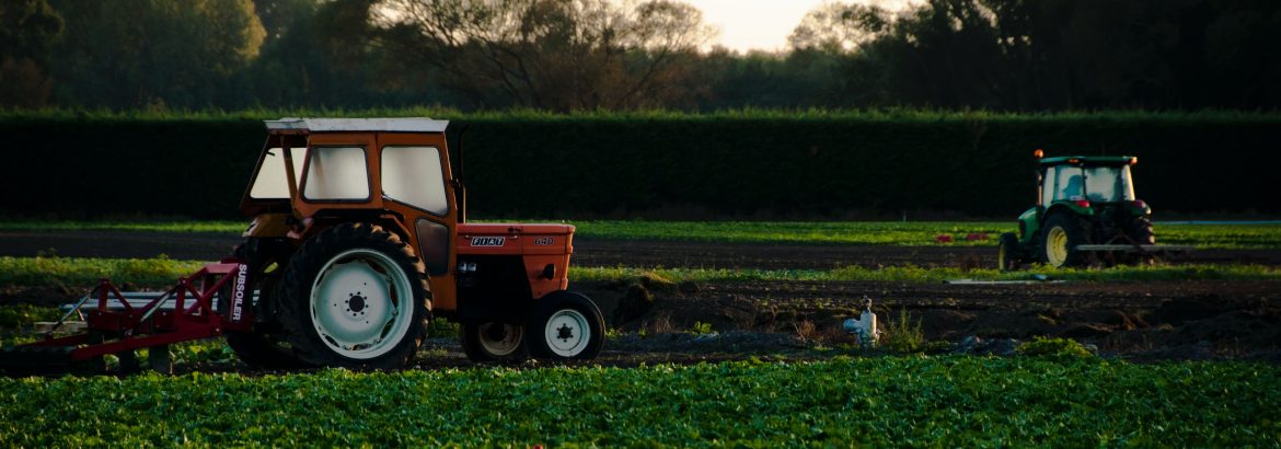 Imagem de plantação com veículo agrícola equipado com cabine para tratores