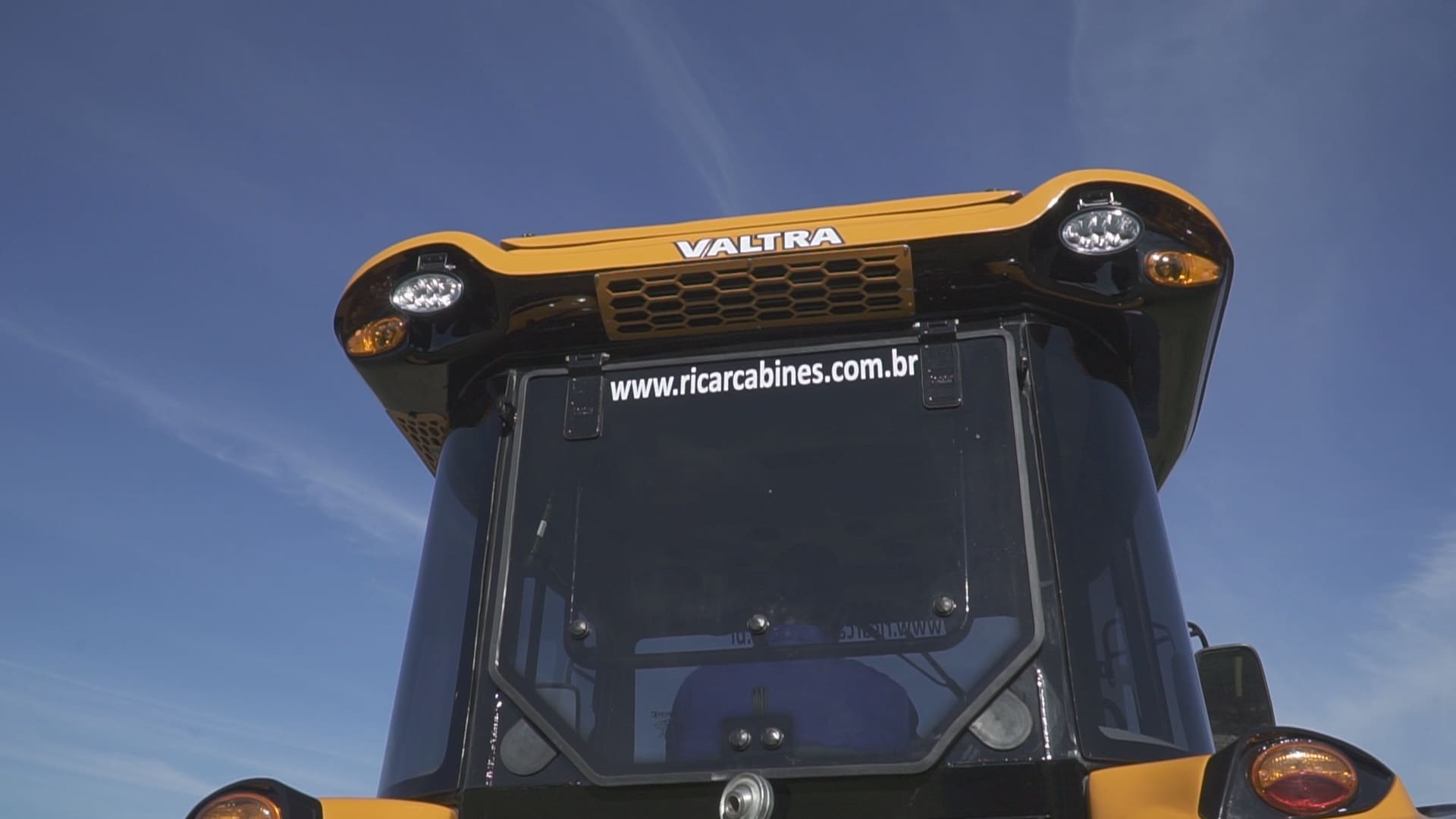 Trator-Valtra-38